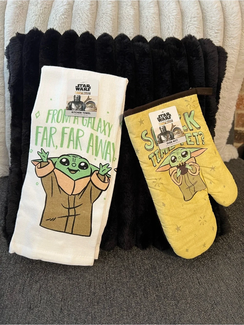 Star Wars Grogu Kitchen Towel and Oven Mitt Set - White & Yellow